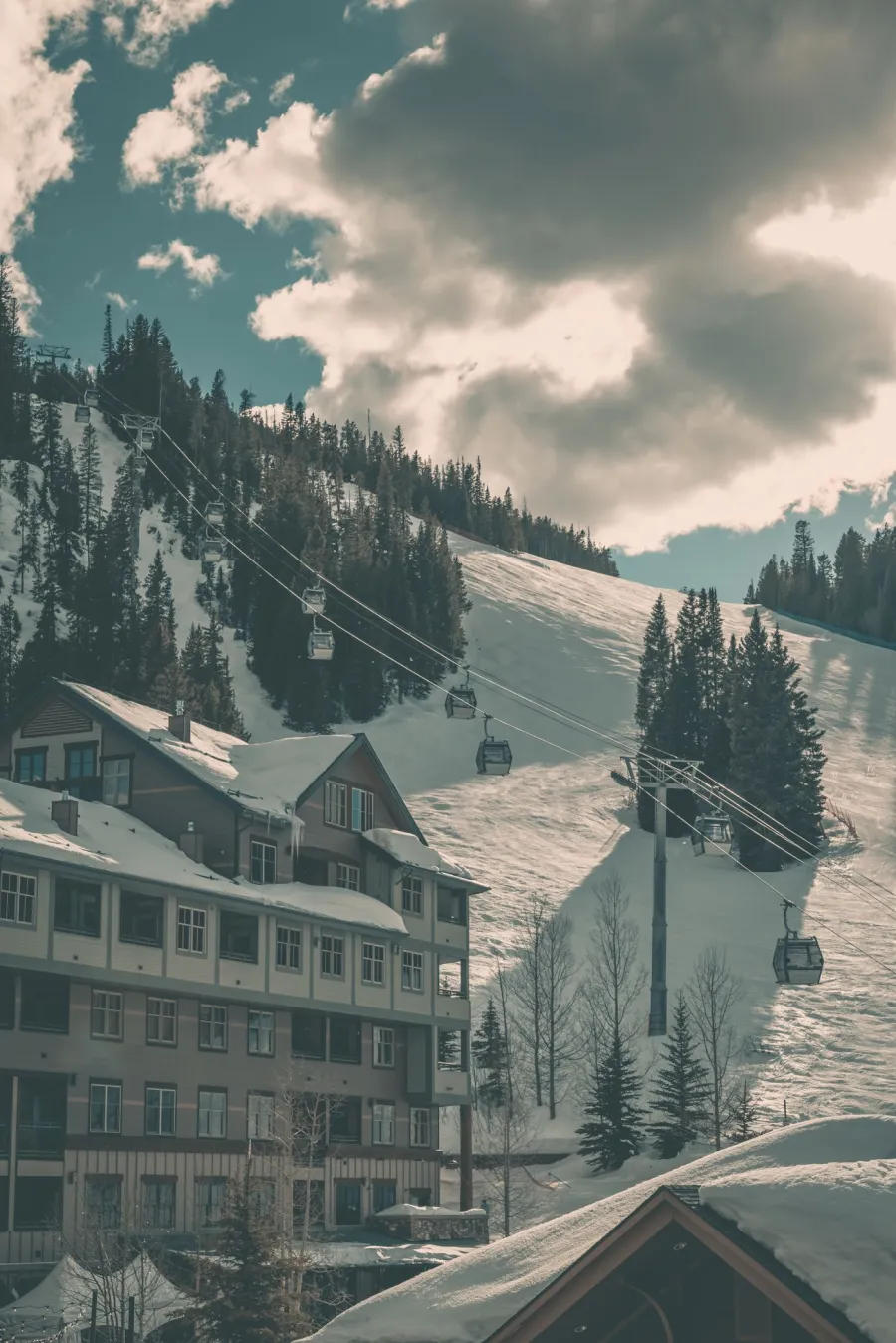 Teleférico e hotel de montanha na neve, em Aspen