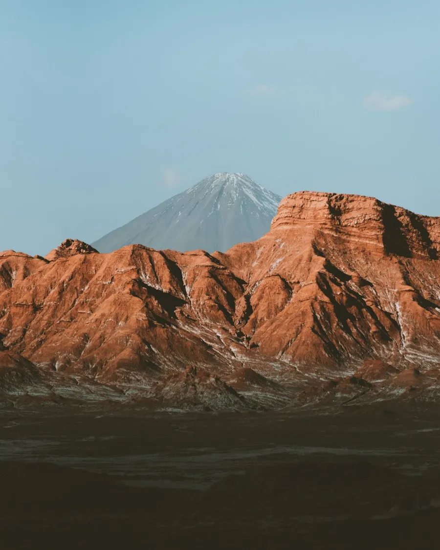 Montanhas do deserto do Atacama sob o céu azul