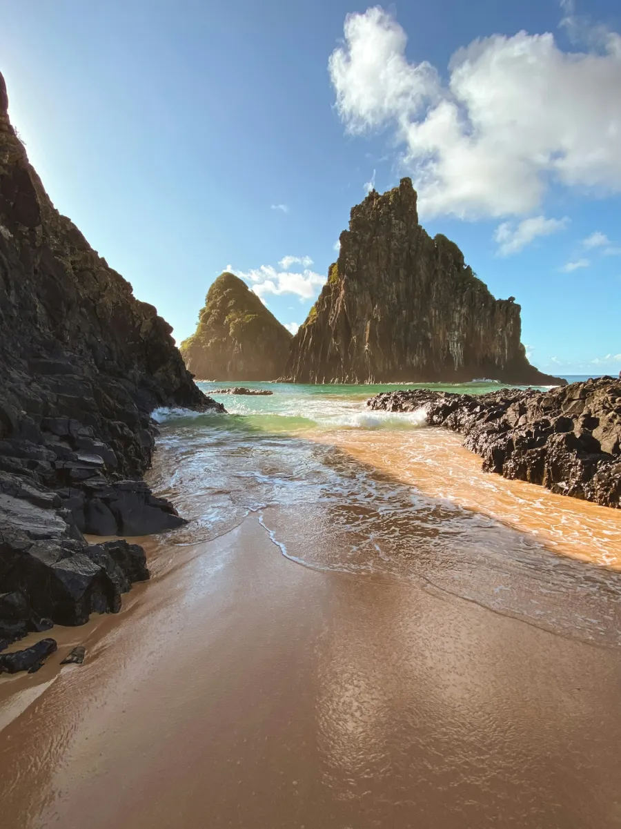 Praia de areia ao lado do Morro Dois Irmãos, em Fernando de Noronha